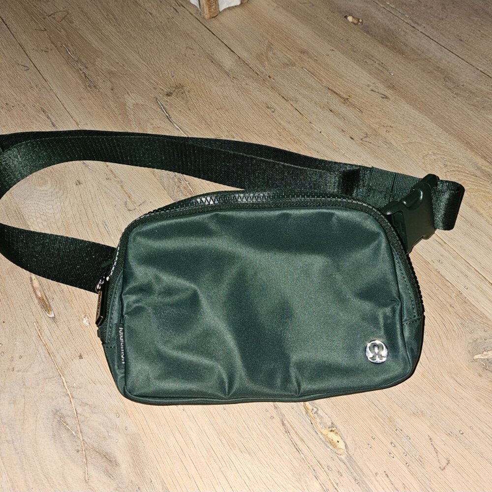 Lululemon Everywehere Belt Bag 1L - Rainforest Green